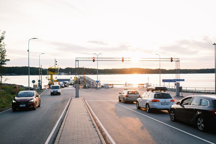 Pärnäsin alueen kautta kulkee vilkkaasti liikennettä.