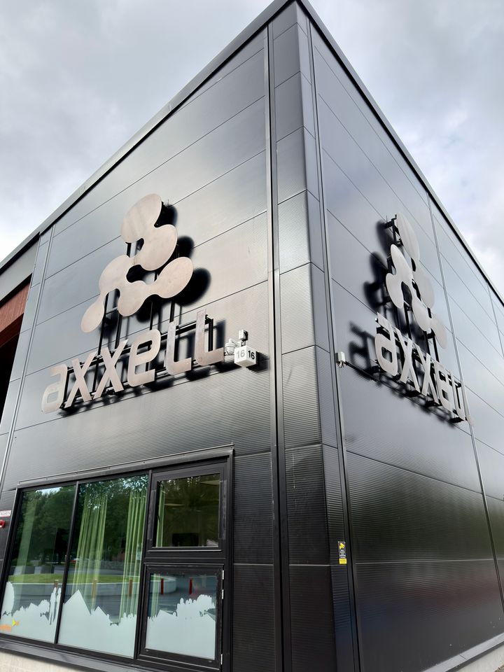 Axxell ja Pargas svenska gymnasium aloittavat yhteistyön.