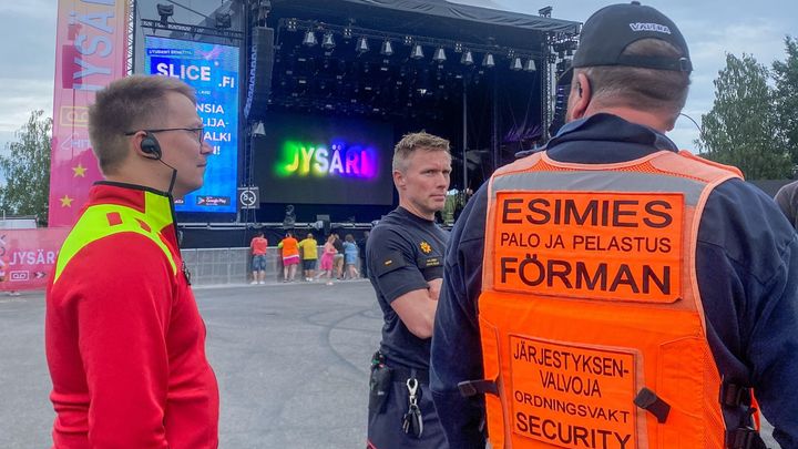 Järjestyksenvalvojia festivaalilla.
