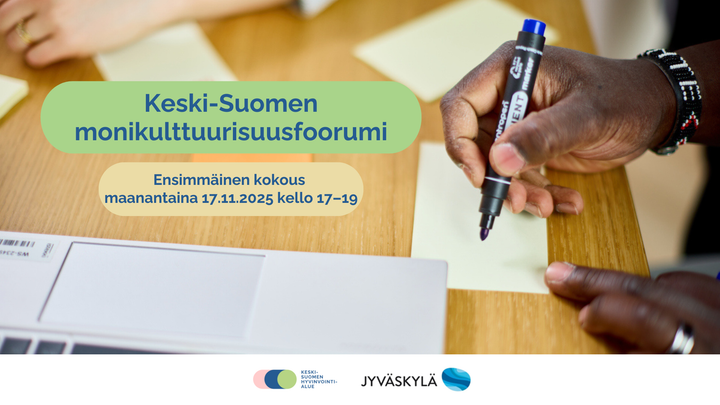 Käsi kirjoittamassa muistilapulle. Teksti: "Keski-Suomen monikulttuurisuusfoorumi. Ensimmäinen kokous maanantaina 17.11.2025 kello 17–19."