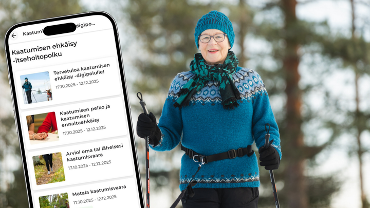 Vanhempi nainen hymyilee talvisessa metsämaisemassa. Puhelimen näytöllä on sovellus kaatumisen ehkäisystä.