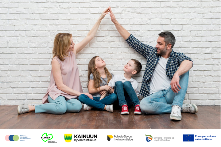 Vanhemmat tekevät käsillään katon kahden lapsen pään päälle.