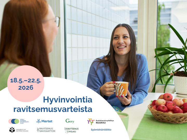 Kaksi henkilöä istuu pöydän ääressä keskustellen. Toinen heistä pitää mukia kädessään. Edessä on kulho omenoita. Kuvassa lukee: "Hyvinvointia ravitsemusvarteista 18.5.–22.5. 2026." Alhaalla yhteistyökumppanien logot.