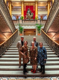 Taide kutsuu -hankkeen päätoteuttajana toimii Suomen lastenkulttuuriliitto, ja osahankkeiden toteuttajina toimivat Helsingin, Vantaan, Joensuun ja Oulun kaupungit sekä Kulttuuriosuuskunta Uulun liikkuva lastenkulttuurikeskus.