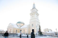 Oulun tuomiokirkko kuuraisena pakkaspäivänä