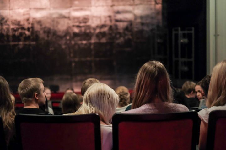 Taidetestaajat-kulttuurikasvatusohjelma on vienyt kahdeksasluokkalaisia taidevierailuille vuodesta 2017 lähtien.