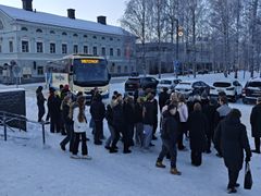 Taidetestaajat odottivat kuljetusta helmikuussa 2026. Taidetestaajat-ohjelma tarjoaa kouluille taidevierailukohteen pääsyliput sekä matkat.
