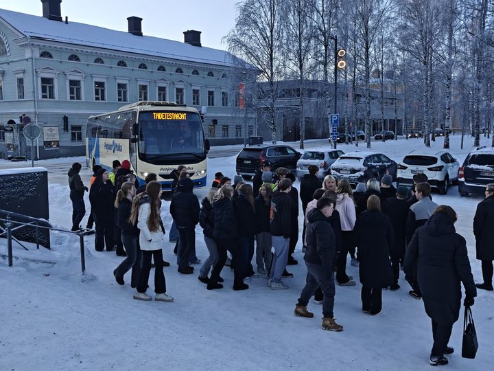 Taidetestaajat odottivat kuljetusta helmikuussa 2026. Taidetestaajat-ohjelma tarjoaa kouluille taidevierailukohteen pääsyliput sekä matkat.