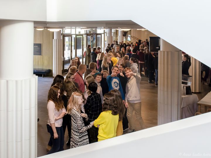 Taidetestaajia Jyväskylän kaupunginteatterissa.