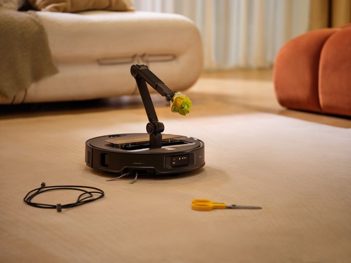 Roborockin päivitetyssä sovellusversiossa Saros Z70 -imurin voi ohjelmoida nyt vaikkapa tanssimaan, heiluttamaan kättään tai kuljettamaan pieniä tavaroita. Kuva: Roborock