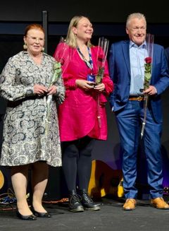 Turvaurakoitsijat ry:n kultaisen pinssin saivat Heli Lindqvist (vasemmalla), Katri Koskela ja Ari-Matti Kesti
