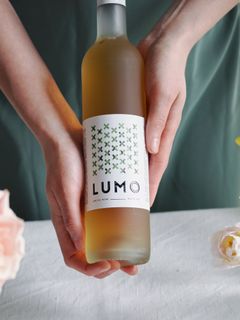 LUMO Arctic Wine White Dry valittiin Suomen tilaviinikilpailun parhaaksi tuotteeksi ja Suomen tilaviiniksi 2026. Samalla se voitti ruokaviinien sarjan. Valkoisesta viinimarjasta, keltaisesta karviaisesta ja viherviinimarjasta tehty raikas ja hedelmäinen viini on pirteän hapokas ruoka- ja seurusteluviini.