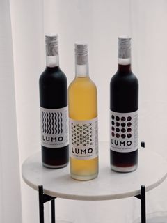 LUMO-viinien sarjaan kuuluvat valkoinen kuiva, puolikuiva ja makea sekä punainen kuiva ja puolimakea viini.