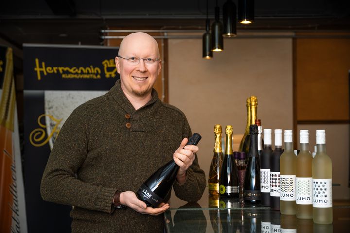 Hermannin Viinitilan tuotevalikoima kattaa marja- ja kuohuviinejä, alkoholittomia juomia, väkeviä tisleitä sekä Ilomantsissa ja Valamon luostarissa valmistettavaa viskiä. Samuli Taposen käsissä valkoisesta viinimarjasta, vihreästä viinimarjasta ja keltaisesta karviaisesta valmistettu arktinen SÄDE-kuohuviini.
