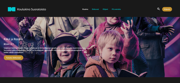 Koulukino Suoratoiston etusivu, jossa mustalla taustalla värikäs kuva lastenelokuvasta, etualalla reippaat lapsisankarit.