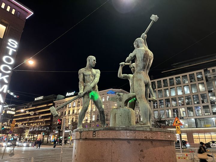 Kolmen sepän patsas Helsingissä