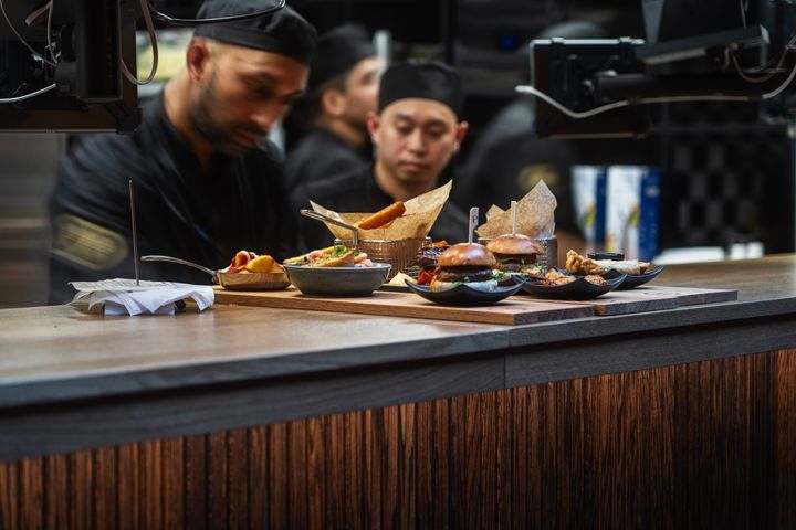 Pincho Nationin Bulevardin ravintolan suosituimpia annoksia ovat olleet Pinchos´s Plank Steak, Loaded Fries sekä Bacon & Cheese Burger.