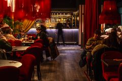 Pincho Nation -ravintoloiden miljöö on sekä juhlava että rento.