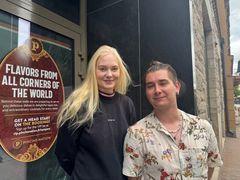 Pincho Nation Tampereen ravintolapäällikkö Vilma Niemi ja apulaisravintolapäällikkö Kasperi Lyly katsovat Tampereen ravintolatarjontaa uusin silmin, koska he ovat muuttaneet Tampereelle Turusta.