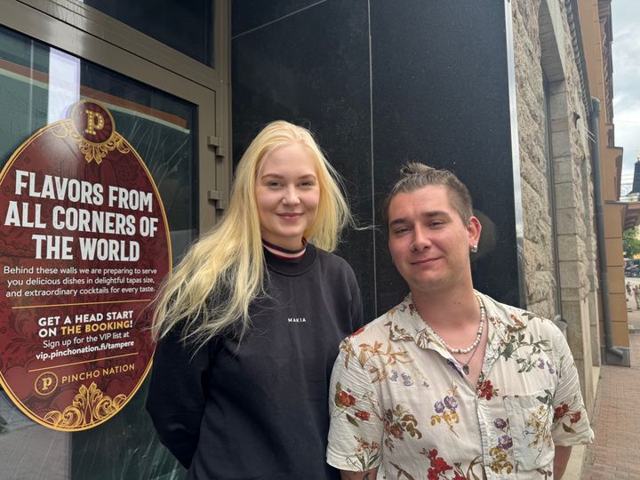 Pincho Nation Tampereen ravintolapäällikkö Vilma Niemi ja apulaisravintolapäällikkö Kasperi Lyly katsovat Tampereen ravintolatarjontaa uusin silmin, koska he ovat muuttaneet Tampereelle Turusta.