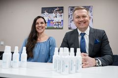 Naisten jalkapallon pääsarjan virallinen nimi on jatkossa Briotech Kansallinen Liiga, kun Briotechista tulee liigan pääkumppani tänään 23.1.2025 julkaistun sopimuksen mukaisesti. Kumppanuus koskee pääsarjan lisäksi naisten jalkapallon A-maajoukkuetta Helmareita. Kuvassa Briotech Kansallinen Liigan Kehityspäällikkö Minna Kauppinen ja Briotechin Euroopan toimintojen toimitusjohtaja Ville Sarja