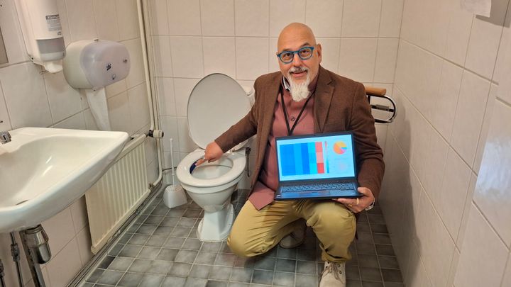 Ulosteanalysaattori tunnistaa henkilön ja tutkii ulostetta ja virtsaa täyn huomaamattomasti. Tiedot siirtyvät sovellukseen.