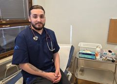 Sairaanhoitaja Daniel Nikkanen painottaa, että etädiagnostiikka ei vähennä hoitajien merkitystä – päinvastoin, se vahvistaa sitä. Kun lääkäri, hoitaja ja potilas voivat toimia saumattomasti eri fyysisistä paikoista käsin, hoitotyöhön syntyy uudenlaista ketteryyttä ja vaikuttavuutta.