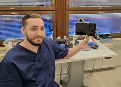 Sairaanhoitaja Daniel Nikkanen sanoo, että teknologia ei korvaa hoitajia, vaan se vahvistaa sekä tukee osaamistamme ja tuo hoidon lähemmäs potilasta, silloinkin kun välimatka on pitkä. Tämä on tulevaisuutta ja siihen kannattaa tarttua rohkeasti.