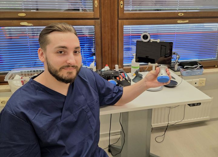 Sairaanhoitaja Daniel Nikkanen sanoo, että teknologia ei korvaa hoitajia, vaan se vahvistaa sekä tukee osaamistamme ja tuo hoidon lähemmäs potilasta, silloinkin kun välimatka on pitkä. Tämä on tulevaisuutta ja siihen kannattaa tarttua rohkeasti.