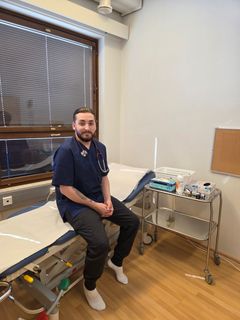 Sairaanhoitaja Daniel Nikkanen kertoo, että etävastaanotolla kaikki osapuolet näkevät ja kuulevat kaiken. Potilas ei jää passiiviseksi tarkkailijaksi, vaan osallistuu tilanteeseen yhdessä hoitajan ja lääkärin kanssa.