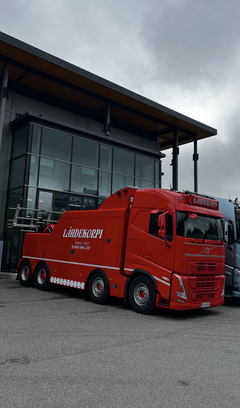 Hinauskuljetus Lähdekorpi Oy:n raskas hinausauto