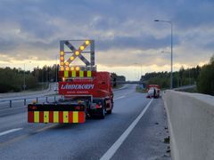 Hinauspalvelu Lähdekorven törmäysauto suojaamassa työmaata