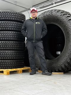 Kirkkonummen Rengaspisteen Kim Rajalin renkaiden ääressä