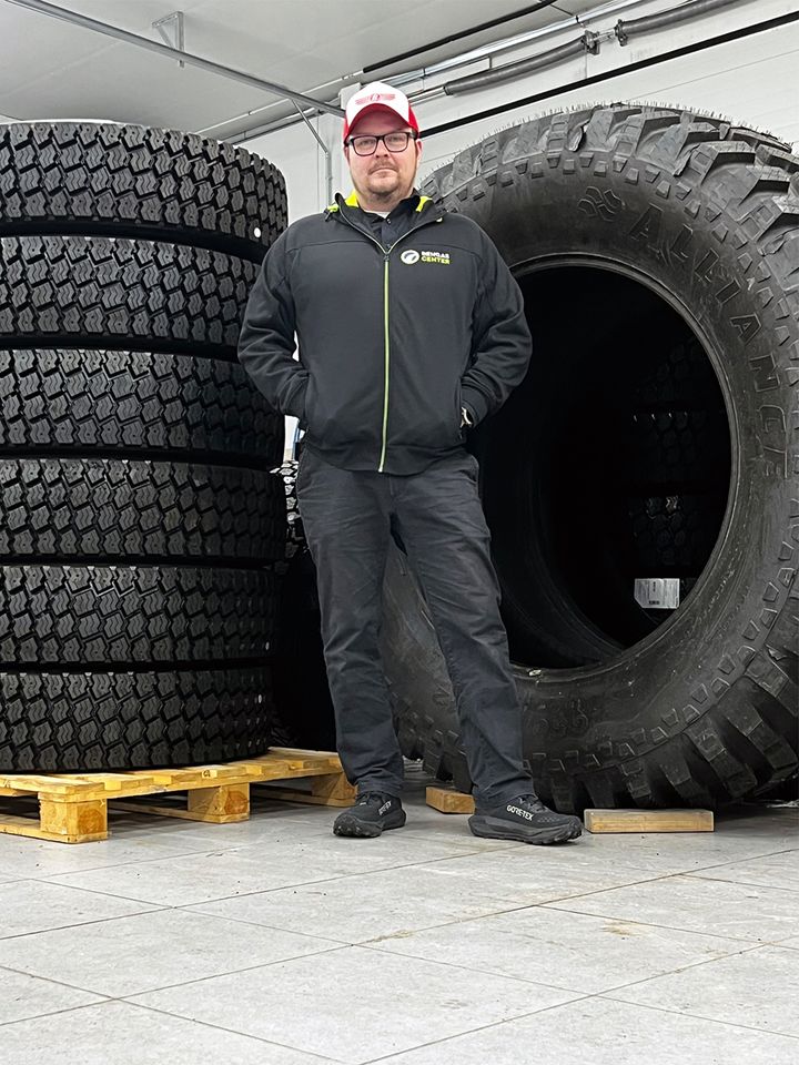 Kirkkonummen Rengaspisteen Kim Rajalin renkaiden ääressä