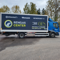 Hinaus Haapasen rengaspalveluauto auttaa raskasta liikennettä jatkamaan matkaa nopeasti rengasrikon sattuessa Uudenmaan alueella.