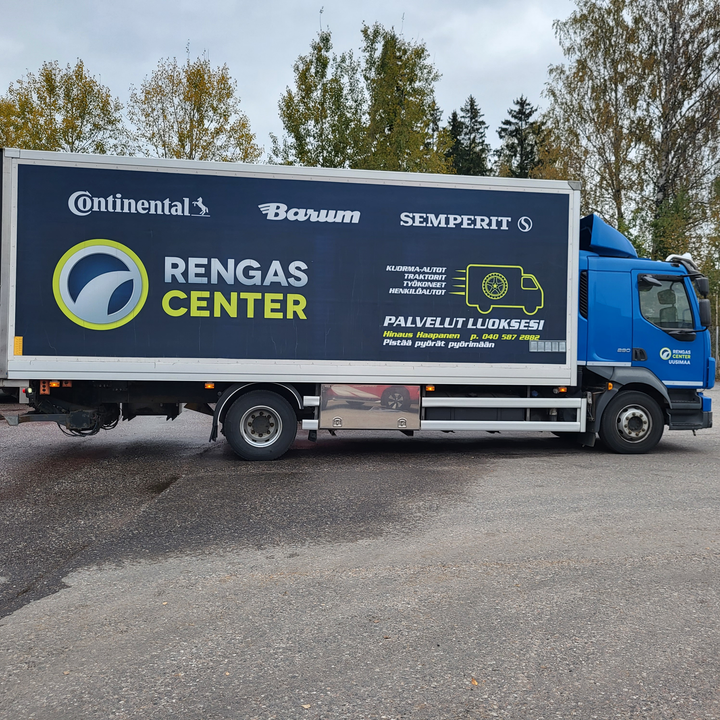 Hinaus Haapasen rengaspalveluauto auttaa raskasta liikennettä jatkamaan matkaa nopeasti rengasrikon sattuessa Uudenmaan alueella.