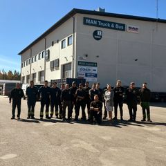 KR Trucksin henkilöstöä toimipisteen edustalla