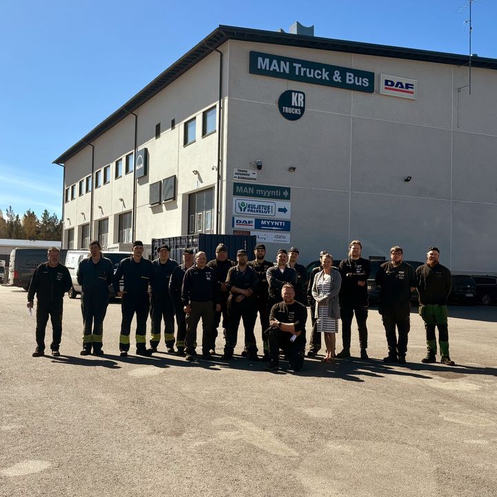 KR Trucksin henkilöstöä toimipisteen edustalla
