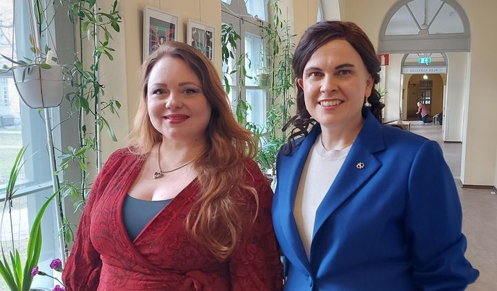 Henna Hopia järjesti maanantaina pyöreän pöydän keskustelun Helsingissä Lapinlahteen Lähdessä, aiheena nuorten hyvinvointi ja mielenterveys. Tiede- ja kulttuuriministeri Mari-Leena Talvitie toi tervehdyksensä tilaisuuteen, jossa oli paikalla lähes parikymmentä alan ammattilaista ja toimijaa. Kuva: Ville Pellinen