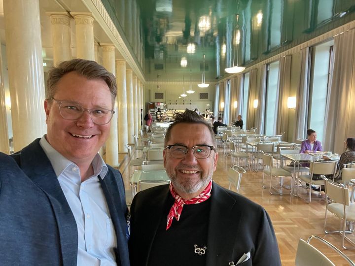 Jukka Kurttila ja Niklas Kaskeala eduskunnassa puhumassa Krääsätalous kuriin -kansalaisaloitteen puolesta.