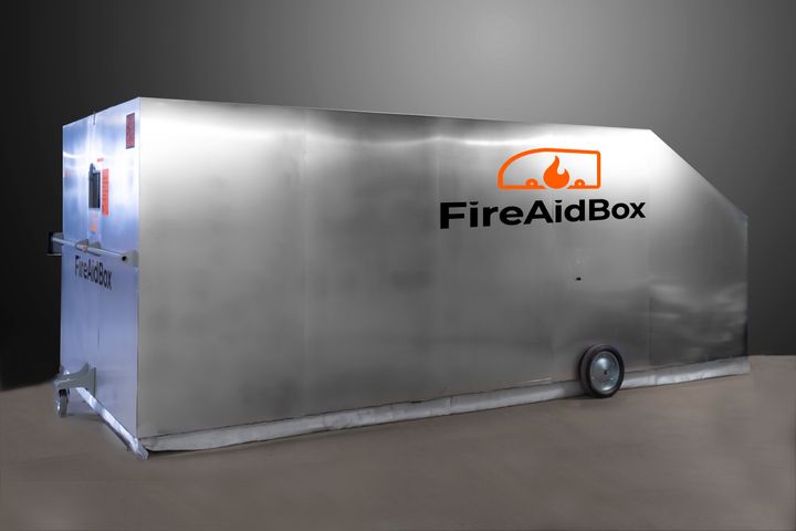 FireAidBoxin ratkaisu on palamattomasta materiaalista valmistettu, pyörillä siirrettävä kevytrakenteinen alkusammutustalli.
