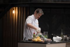 MasterChef Suomen maustamisen masterclassissa valmistettiin yrttipyre Järvikylän yrteistä