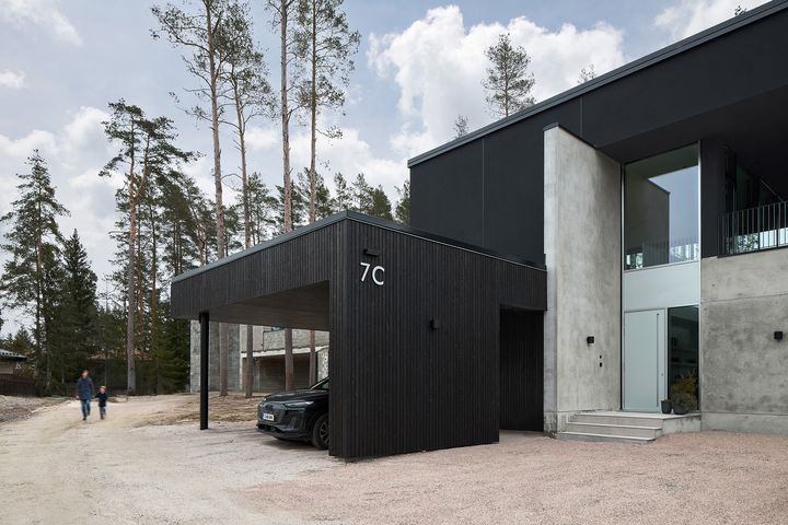 Uudellamaalla sijaitsevan omakotitalon autokatoksen verhoilumateriaalina on hiilletty Kiertopuu® mänty.