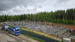 Kuva: Uuden kalanviljelyhallin teräsrunko nousee Ossauskoskella.