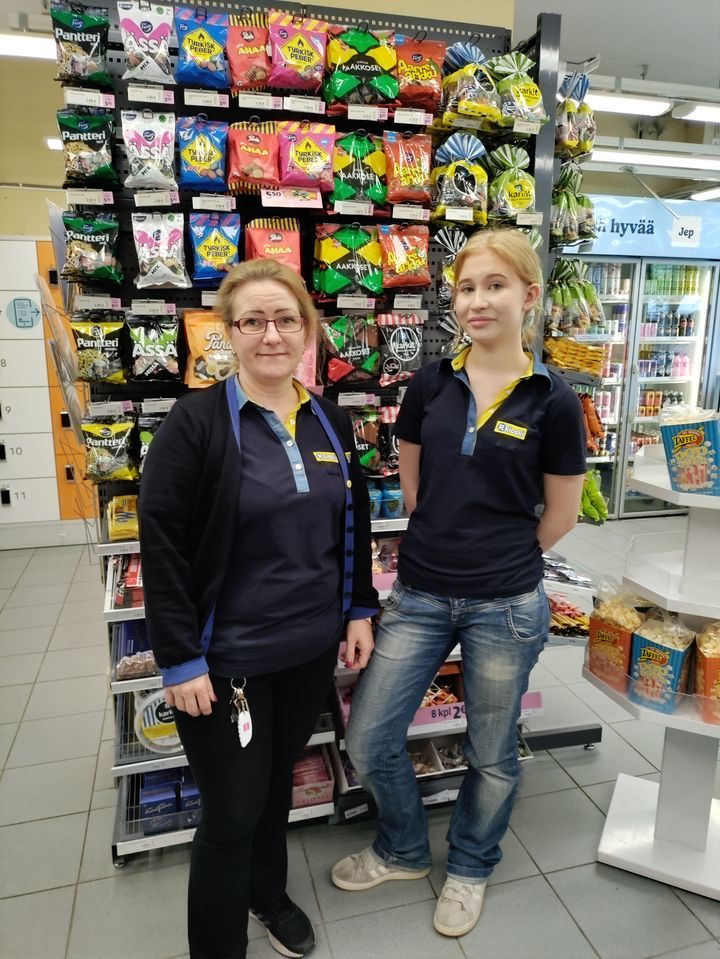 Kauppias Kati Nuora ja kesätyöntekijä Sienna