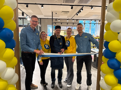 Elielinaukion R-kioskin avajaisissa vasemmalta, myyntijohtaja Mikko Arosilta, myynti- ja konseptivalmentaja Tiia Maijala, kauppias Marko Nystedt, aluemyyntipäällikkö Minttu Heimola ja markkinointijohtaja Tarmo Kirjonen