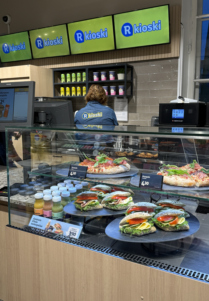 Elielinaukion uusitun R-kioskin ruokavalikoimaa