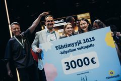 R-kioski Oy:n valmennuspäällikkö Marko Puhakka, toimitusjohtaja Niklas Lilius, kauppias Bea Nuutinnotko ja Tähtimyyjä 2025 Janita Hietala