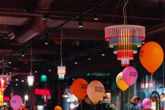 Ravintolatila, jossa on värikkäitä, roikkuvia valaisimia ja oransseja sekä punaisia ilmapalloja, joissa lukee "Food Port".