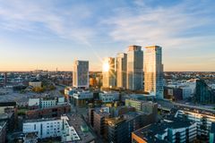 Ilmakuva, jossa näkyvät Kalasataman tornit ja Kauppakeskus Redi Helsingissä.